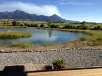 Luxurious cabin on the Yellowstone River with Pond, Five Miles from Chico