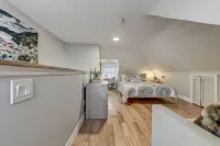 Spacious Downtown 2BR w/ Parking Hotel berhampiran Institute for Advanced Study