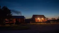 Kara Creek Ranch - Double Bed Cabin with Kitchen #7 Hotel dekat Devils Tower National Monument