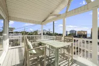 Super Easy Beach Access!! Private Pool! Dog Friendly with Fenced Yard!