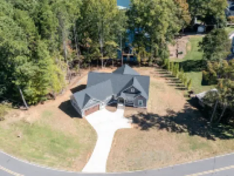 New waterfront house on Lake Norman/private dock 폴스타운 호텔