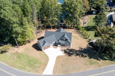 New waterfront house on Lake Norman/private dock Отели в г. Фолстаун