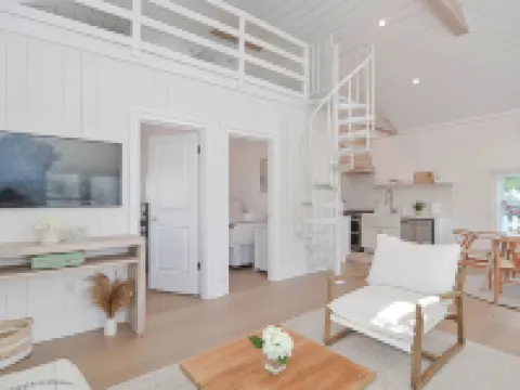 The Beach Nest-Lux Cottage Steps to the Beach クリントンのホテル