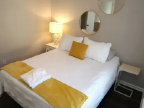 Elegant & Renovated Family Space-King Size Bed Hotels in Paulding County