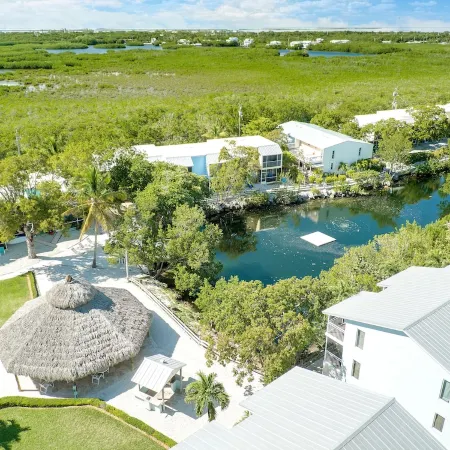 Waterfront - Private Lagoon - in Park on the Ocean side -beach, pool