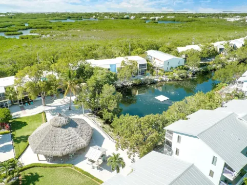 Waterfront - Private Lagoon - in Park on the Ocean side -beach, pool