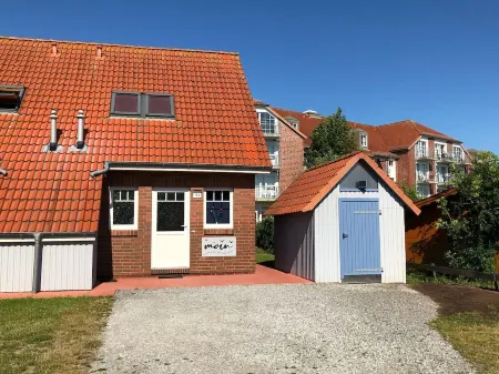 Vacation home starboard quietly located large terrace only 300m to the beach / sea