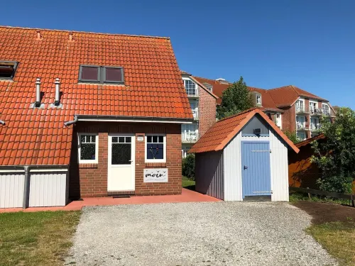 Vacation home starboard quietly located large terrace only 300m to the beach / sea