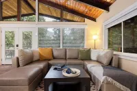 Peaceful 2-bedroom retreat in the trees above Bellingham