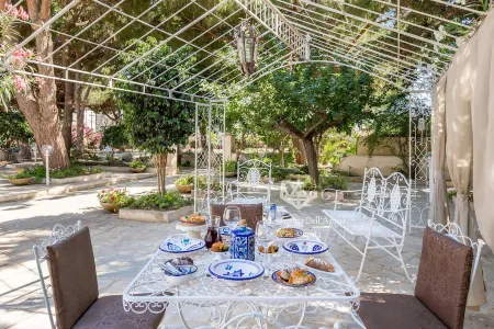 Villa for 12/14 people garden, pool, bbq, 100 meters from the sea, A / C, wi-fi