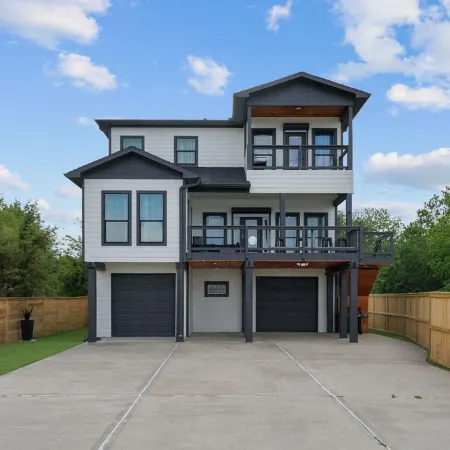 Waterfront Home w/ Views - Hot Tub + Movie Theatre