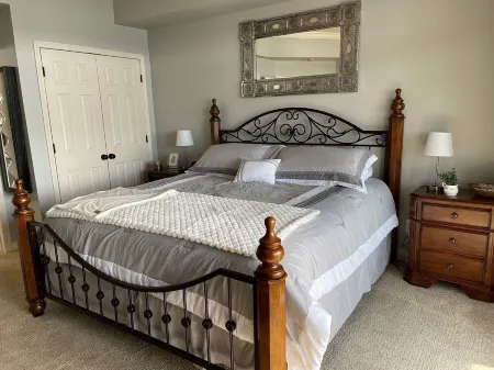 6109 Towers, Beautiful Condo! Quiet! Elevators, Indoor/Outdoor Pools. Free Wifi