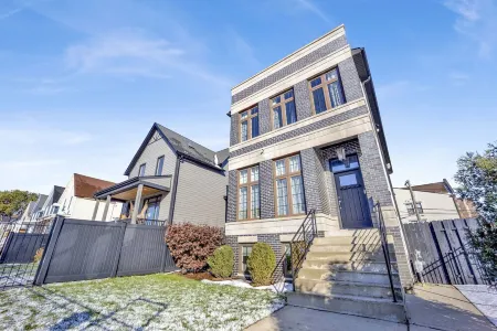 Lux Home in Chicago 7mins Downtown Отели рядом с достопримечательностью «Музей науки и промышленности»