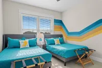 4 Min Walk to Beach~Golf Sim~Hot Tub~Private Backyard~Fire Pit~Outdoor Shower