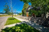 Whitefish Downtown Cottage on the River Trail with views of Big Mountain