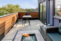 Hot Tub and Rooftop Patio- Walk to Downtown!
