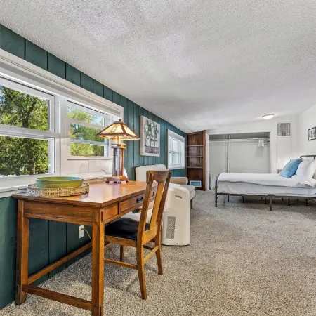 House of Mint - Down Town FLG w/  Hot Tub! Sleeps 12