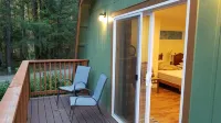 The North Bank Cabin,100ft private McKenzie Riverfront, Grill, 20min to Falls