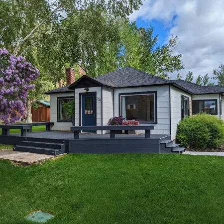 Garden Creek Retreat - Remodeled Home with Luxury Furnishings