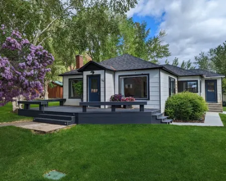 Garden Creek Retreat - Remodeled Home with Luxury Furnishings Hotels in Custer County