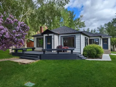 Garden Creek Retreat - Remodeled Home with Luxury Furnishings