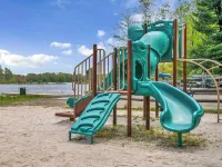 2 Min Walk to Lake w/HotTub, Private Sauna, AC, Pets OK! Near Hikes & Waterparks Hotel a Clifton Township
