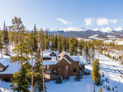 LUXURY HIGHLANDS HOME! Ten Mile Views, Lake View, Hot tub, Pool table, Foosball
