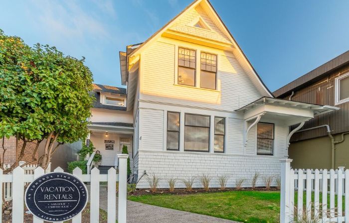 NEW Best LOCATION in Downtown Edmonds