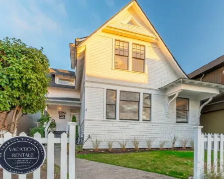 NEW Best LOCATION in Downtown Edmonds Hotels in Edmonds