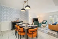 3bd/Centrally located/stylish/North Hills/PNC arena/Crabtree Valley Mall