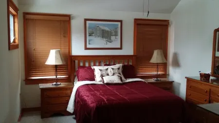 Beautiful home, hot tub, across from Camelback Resort