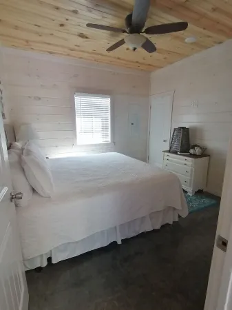 Knotty Squirrel Unit 6 King Suite with pullout sofa Отели в г. Маунтин-Вью