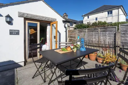 NEW! Stylish period cottage near town with log burner, parking, garden. Отели рядом с достопримечательностью «Квакер Тапестри Музеум»