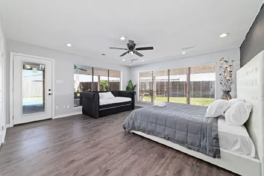 Houston Little Saigon, 4 Bedrooms with Pool, Heart of Houston Asian Town Отели рядом с достопримечательностью «Маркет сквер эт Элдридж»