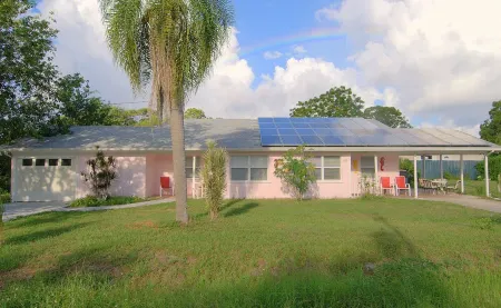 Walk to Nokomis Beach. Quality, Cleanliness, Affordable. SmartTV, Full Kitchen Отели рядом с достопримечательностью «Venice Myakka River Park»