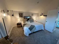 Gorgeous cabin, secluded fishing pond, swimming, paddling. Central for Daytrips!