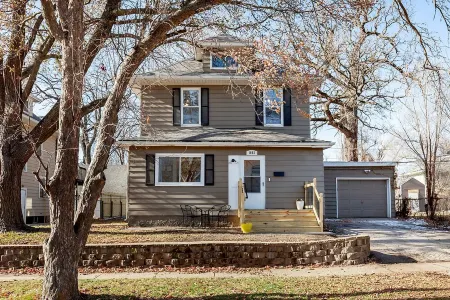 The CORN CRIB: Spa - Game Room - BBQ - Office - DOWNTOWN - Sleeps 14 Отели рядом с достопримечательностью «Iowa Events Center»