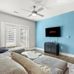 3 Bedroom Suite - Pool, FREE Parking, Gym!