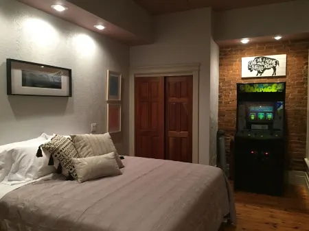 Night Owl 5W Street View (optional paid parking upon request)