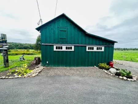 The Barnhouse - Country Charm 2 miles from Colgate, renovated century-old barn