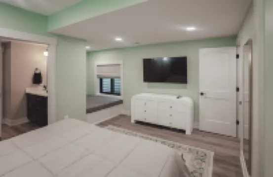 Luxurious Speakeasy Lodge, Hot Tub, Wifi & Hidden Speakeasy! Mins from the Caves