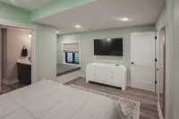 Luxurious Speakeasy Lodge, Hot Tub, Wifi & Hidden Speakeasy! Mins from the Caves Hotels in Swan Township