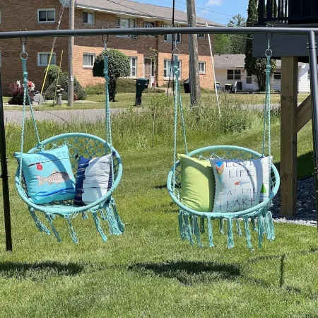On the Chain, near downtown, close to trails, private dock, dog-approved! 🌊 🌞 🐶 Отели в г. Игл Ривер