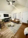 Fully remodeled chic & cozy home 2 bedroom home Grumpy Dave's Pub 주변 호텔