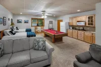Large & Luxurious Condo in Smoky Mountain Country Club with Washer & Dryer!
