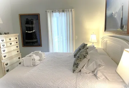 Bay View Villa 109, 3/2 Condo, Waterfront, Gated, Pool, Tennis, sleeps 8 Отели рядом с достопримечательностью «Cockspur Island Lighthouse»