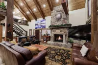 Large family cabin, ALL King beds, 30 min YNP, Hottub, secluded, New!