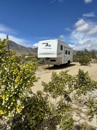 Serenity Oasis 5th Wheel Camper trailer Отели в г. Боррего-Спрингс