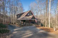 Cozy Dahlonega Cabin w/ Hot Tub