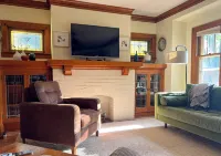 Chic Bay View Getaway - Charming 2-bedroom duplex with WiFi in amazing Milwaukee